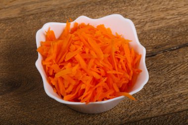 Kabın içinde rendelenmiş havuç