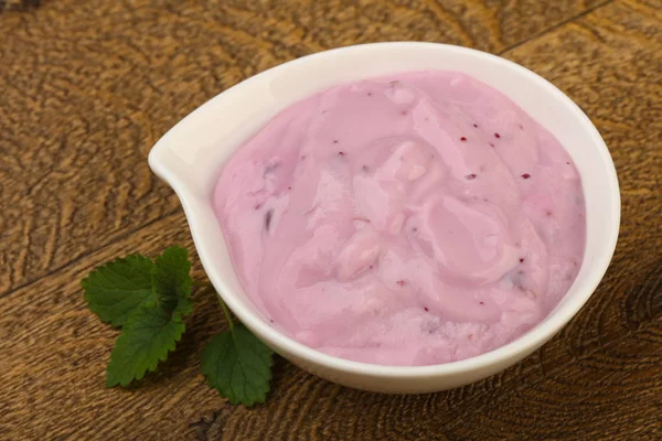 Effective Yoghurt with blueberries — Stock Photo, Image