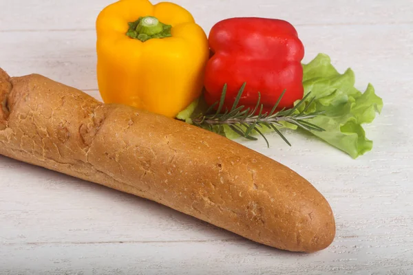 Skorpan baguette med grönsaker — Stockfoto