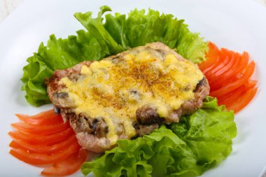 domuz biftek mantar ile