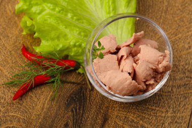 Kabın içinde karaciğer pasta