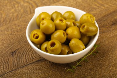 Kabın içinde dolma zeytin