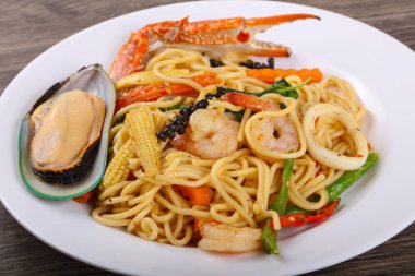 Deniz mahsulleri spagetti ile midye