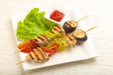 Tavuk ve sebze şiş