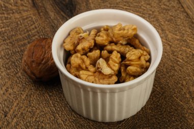 Kabın içinde açık ceviz 