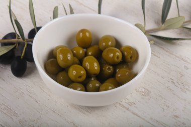 kabın içinde yeşil zeytin