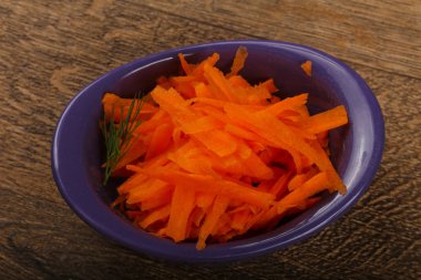 Kabın içinde rendelenmiş havuç