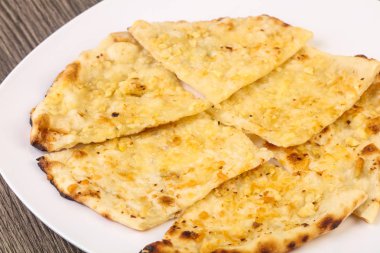 naan peynir ve sarımsak ile