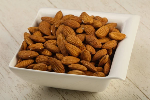 Kabın içinde olgunlaşmış badem