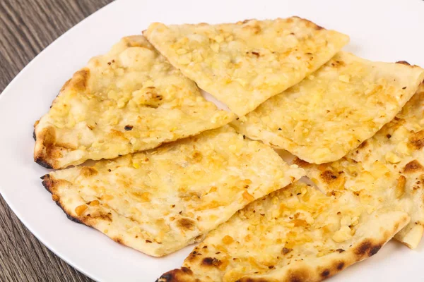 naan peynir ve sarımsak ile