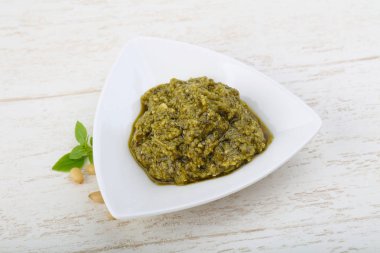 Pesto sos kabın içinde