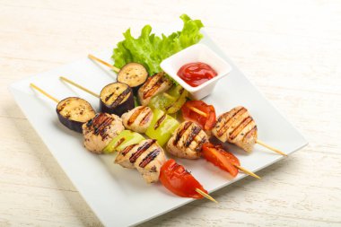 Tavuk ve sebze şiş