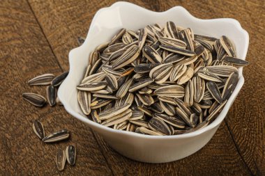 Kabın içinde ayçiçeği tohumu