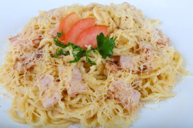 Spagetti carbonara domuz eti ile