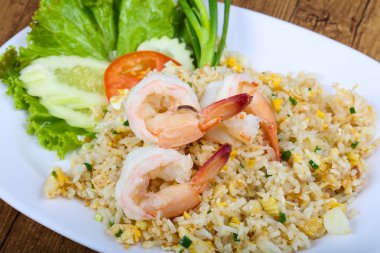 Karides ile kızarmış pirinç