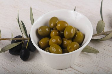 kabın içinde yeşil zeytin