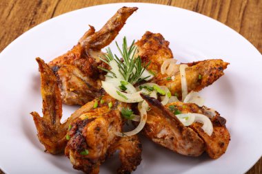 Tavuk kanadı soğan ile