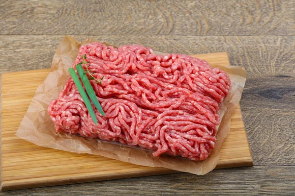Carne de bovino picada crua — Fotografia de Stock
