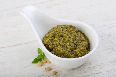 Pesto sos kabın içinde