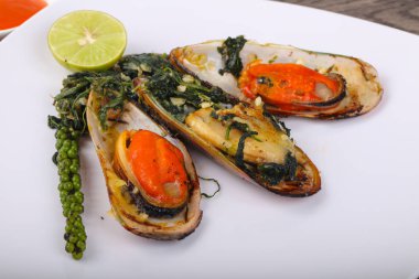 Ispanaklı pişmiş midye