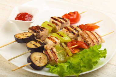 Tavuk ve sebze şiş