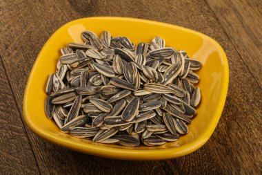 Kabın içinde ayçiçeği tohumu