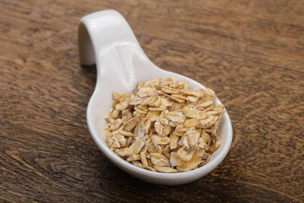 Avena cruda en el tazón —  Fotos de Stock