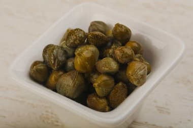 Kabın içinde turşu Kapari