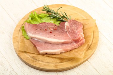 pişmemiş domuz biftek