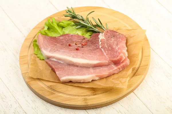 pişmemiş domuz biftek