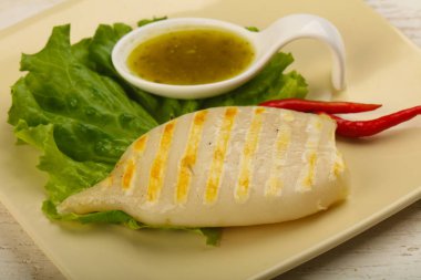 Izgara kalamar deniz ürünleri sos ile