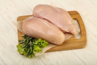 Çiğ tavuk göğsü.