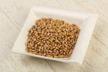 Kabın içinde buğday taneleri 