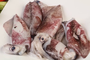 Ham kalamar yemek pişirmek için hazır