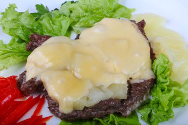 Ananas ve peynir soslu domuz eti