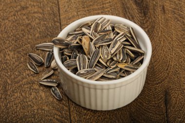 Kabın içinde ayçiçeği tohumu