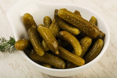 Kabın içinde salatalık turşusu