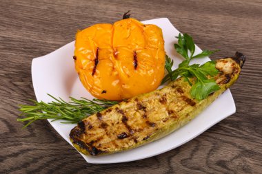 Kızarmış kabak biber ile