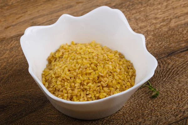 Bulgur crudo en el tazón — Foto de Stock