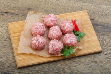 Biber ile çiğ köfte 