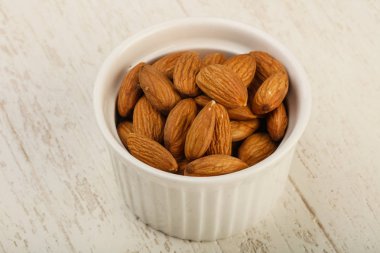 Kabın içinde olgunlaşmış badem