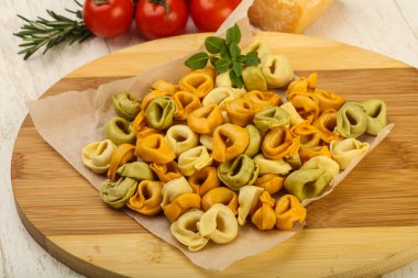 Pişmemiş makarna tortellini