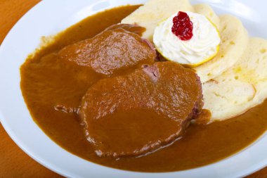 Sosu ve ekmek ile sığır eti