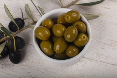 kabın içinde yeşil zeytin