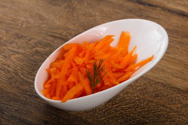 Kabın içinde rendelenmiş havuç