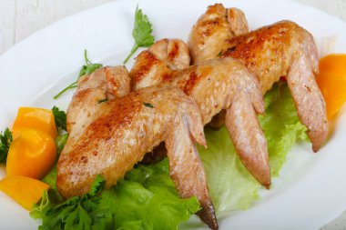 Kızarmış tavuk kanadı.