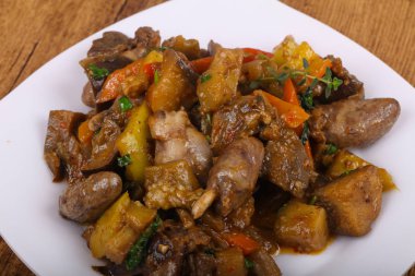 Sebzeli tavuk kalbi.