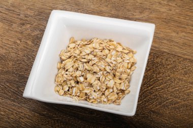 Kabın içinde çiğ yulaf ezmesi