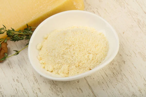 Тертый сыр пармезан — стоковое фото