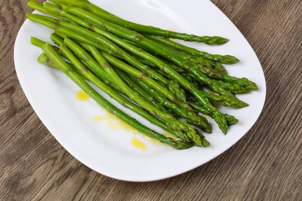 Boiled asparagus with olive oil — Stock Photo, Image